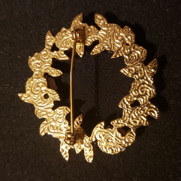 Gold-Tone Pink Porcelain Rose Wreath Brooch. - Picture 2 of 8